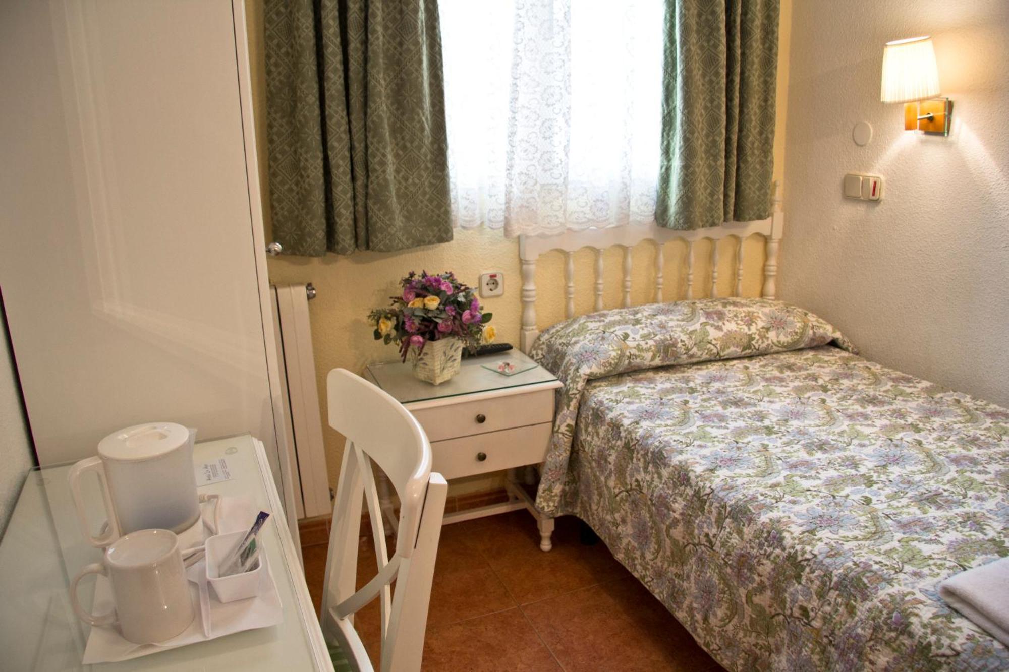 מדריד Hostal Los Alpes חדר תמונה