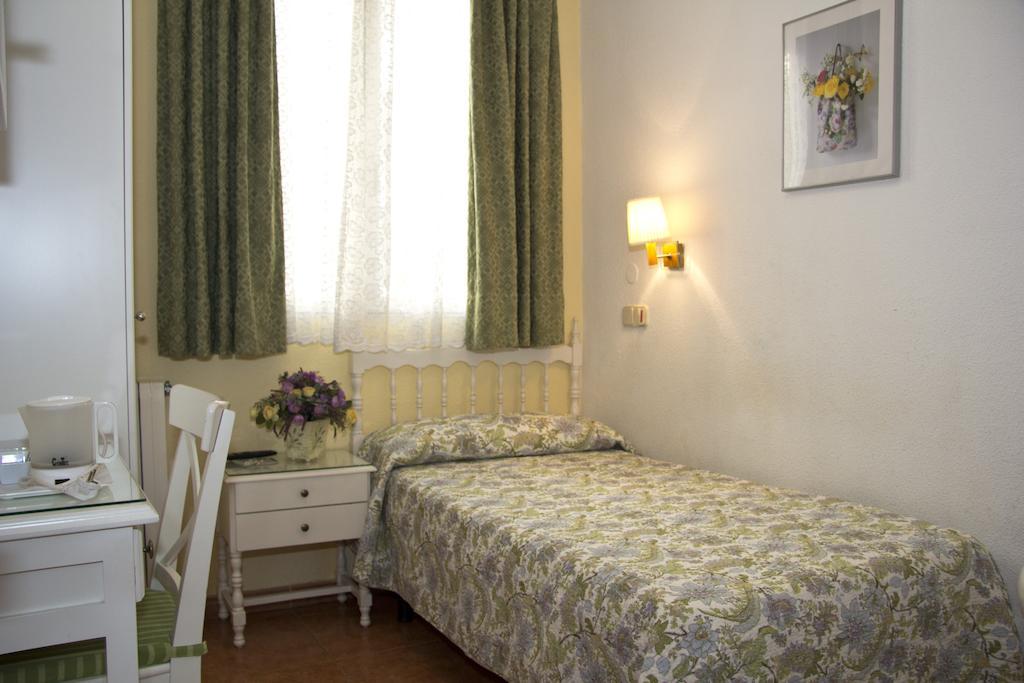 מדריד Hostal Los Alpes חדר תמונה